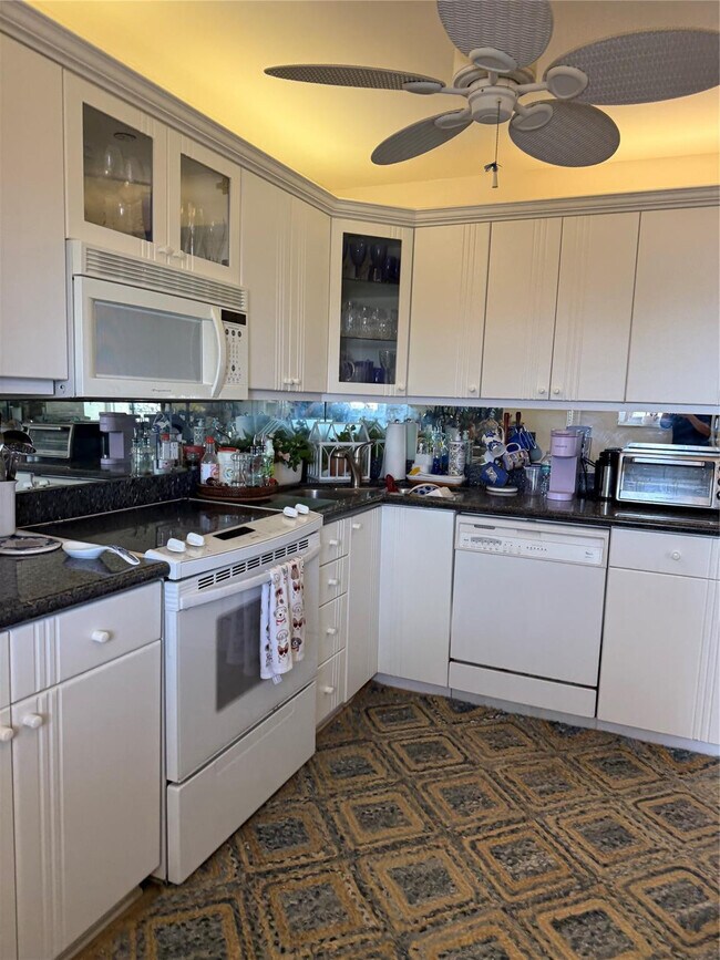 Building Photo - 1523 E Hillsboro Blvd