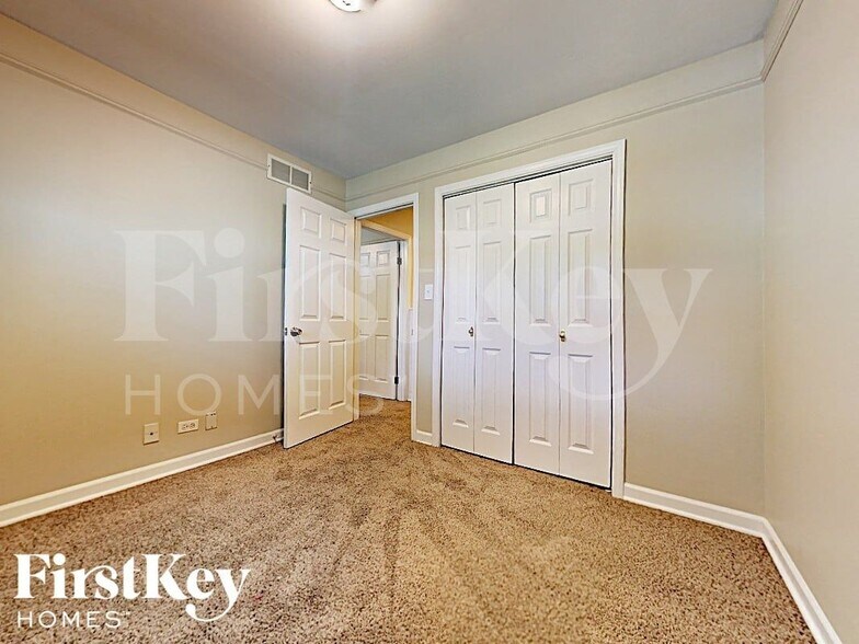 Building Photo - 28W608 Bolles Ave