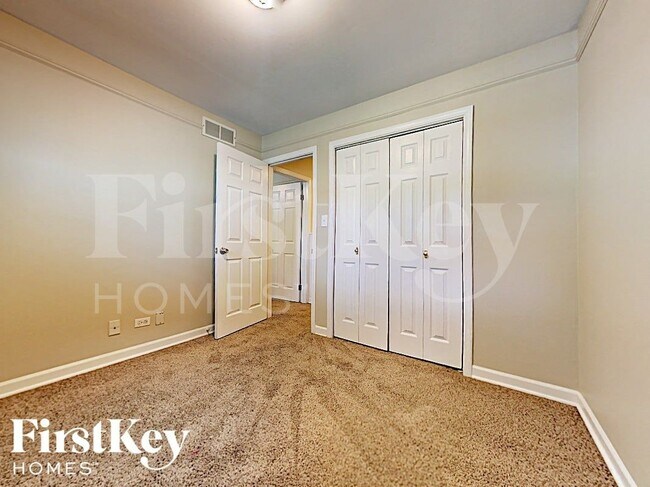 Building Photo - 28W608 Bolles Ave