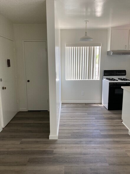 Entrance and dining area - 964 S Ardmore Ave