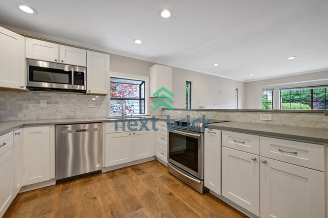 Building Photo - Move-In Ready 4 Bedroom Home in Prime Bellevue Location