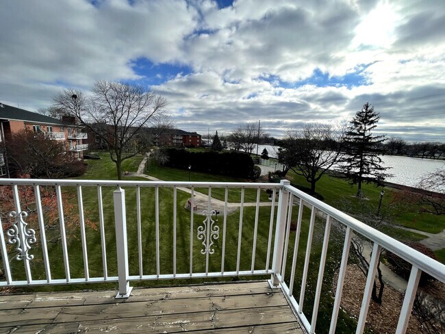 Building Photo - 1335 Summit Ave