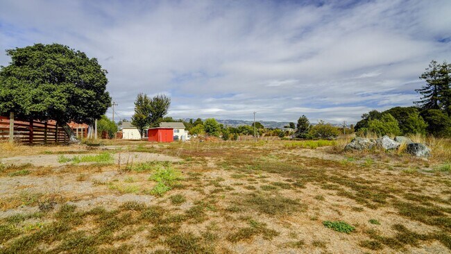Building Photo - 382 Ely Rd N