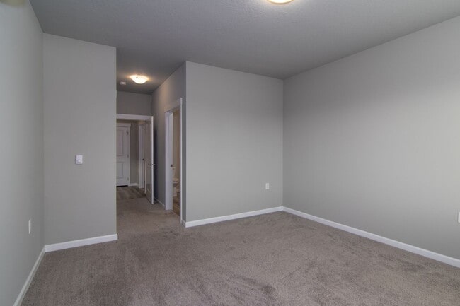 Building Photo - 2 Bed 2 Bath Single level home in Gated pr...
