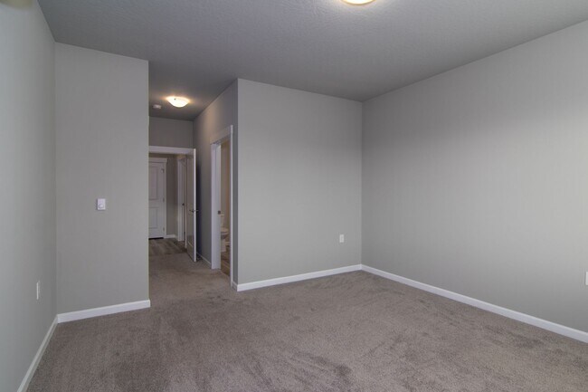 Building Photo - MOVE IN SPECIAL * 1/2 OFF FIRST MONTHS REN...