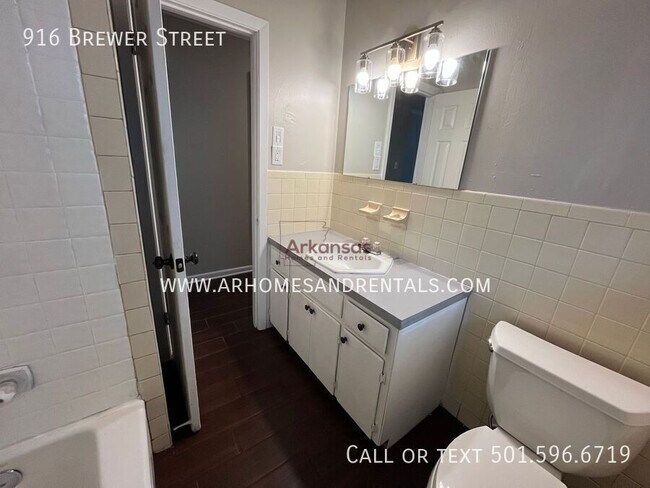 Building Photo - 916 Brewer St