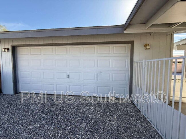 Building Photo - 664 Honeysuckle Rd