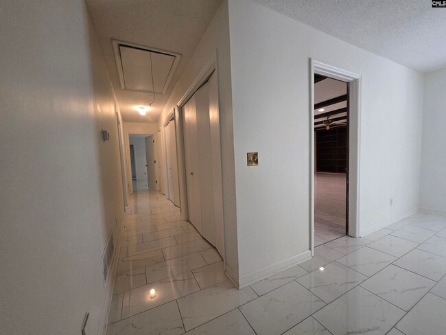 Building Photo - 77 Northlake Rd
