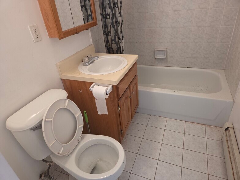 Primary Photo - 832 Bryant Ave