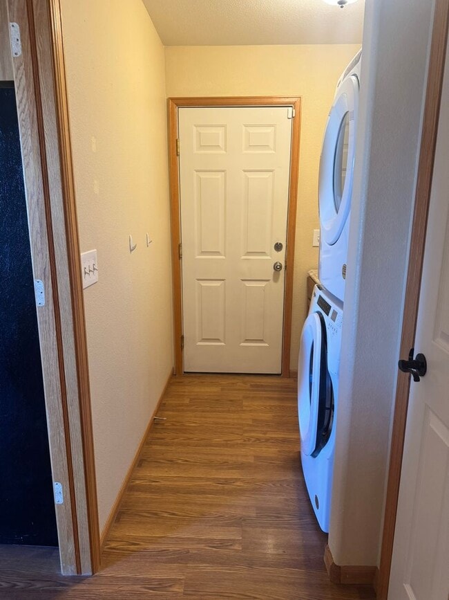 Building Photo - Charming 5 Bedroom