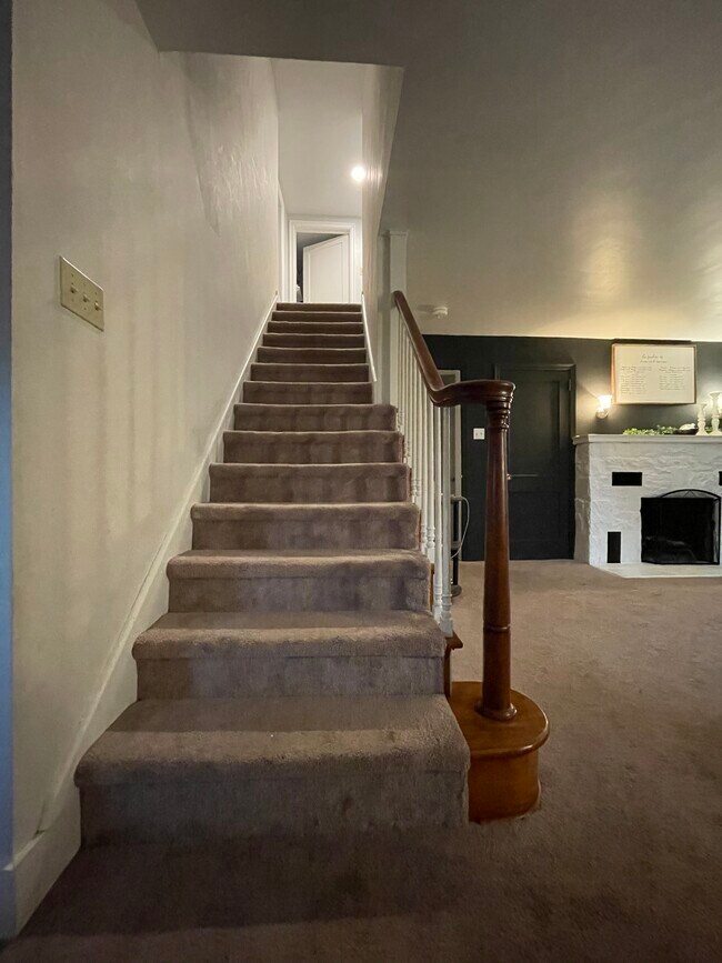 Building Photo - 2250 Creek Hill Rd