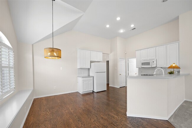 Building Photo - 2120 Crestlake Dr