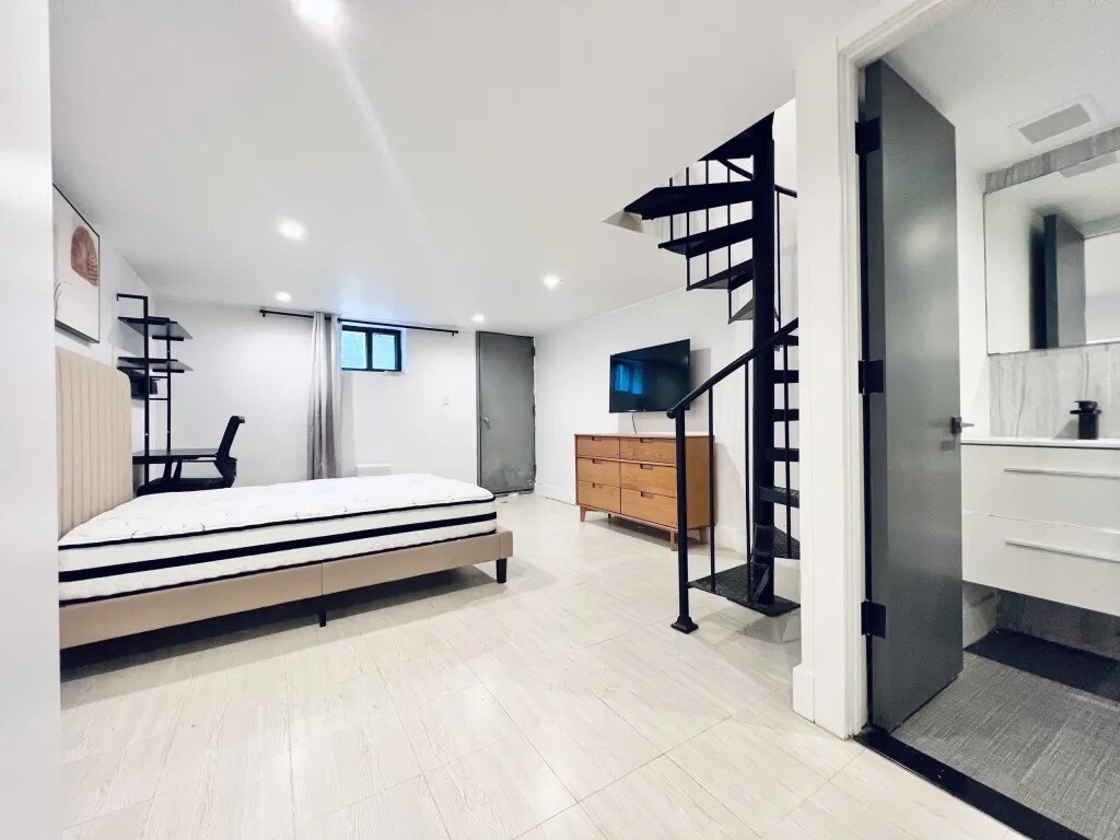Building Photo - Furnished room/NOT APARTMENT