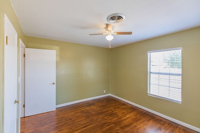 Building Photo - Cozy 3 Bed 2 Bath Home - Pets on Owner App...