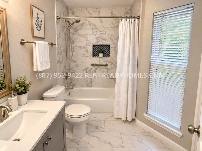 Building Photo - 450 Dollins St