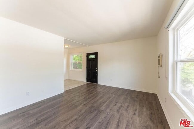 Building Photo - 10708 1/2 Moorpark Street Unit