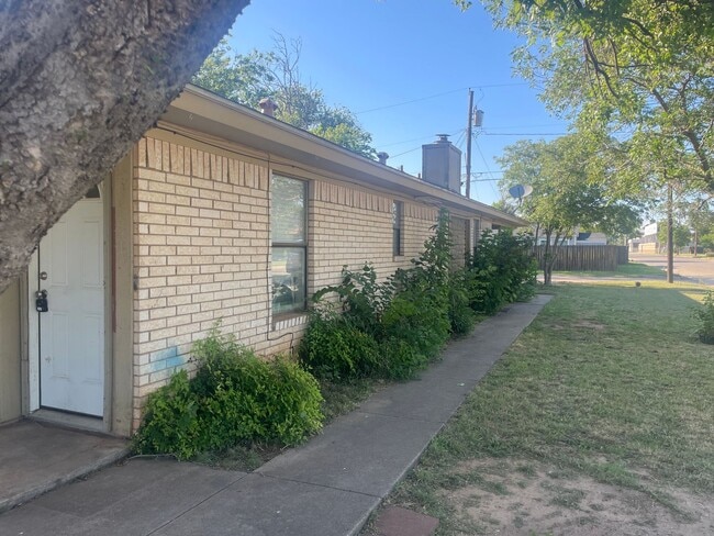 Building Photo - 2 bed 1 bath duplex!