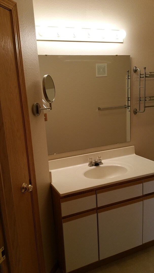 Building Photo - 2 bedroom, 1 bath condo on Iowa City's southeast side