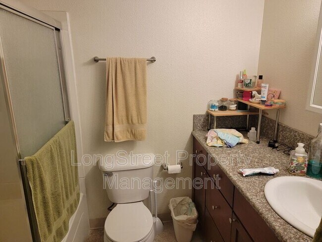 Building Photo - 654 SW 7th St