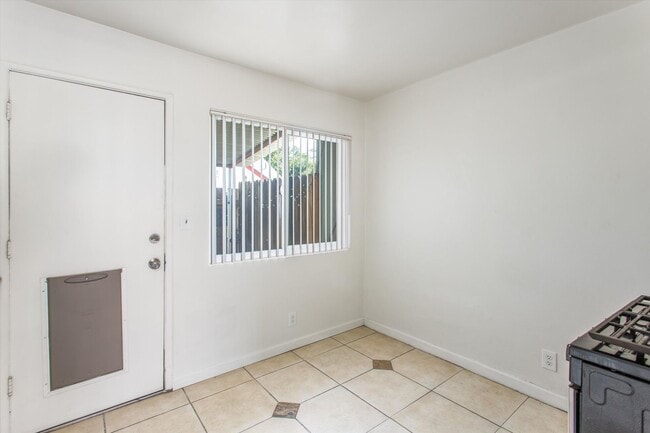 Building Photo - 2 bedroom Duplex with Huge yard!