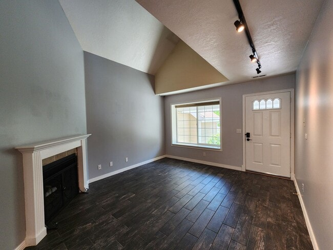 Building Photo - Rarely Available, One of a kind, luxurious...