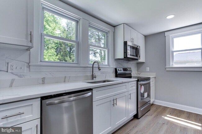 Building Photo - 1227 Tyler Ave