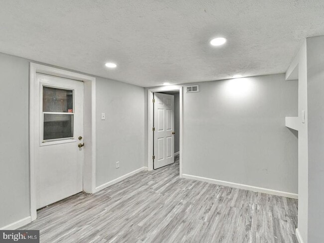 Building Photo - 1203 Kings Heather Dr