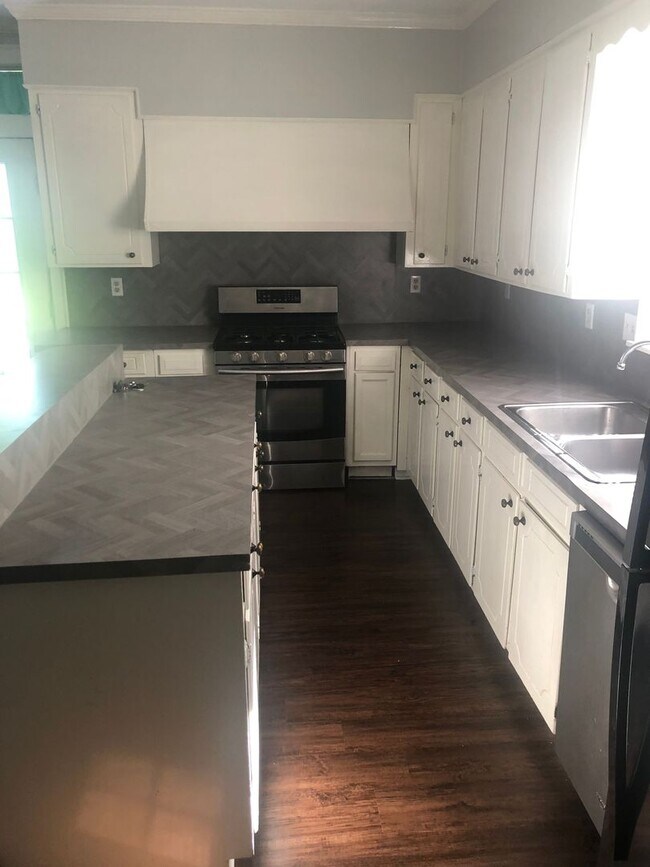 Building Photo - WONDERFUL SO. HIGHLANDS HOME.