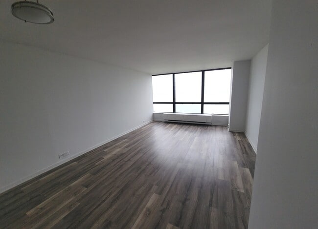 Building Photo - 5415 N Sheridan Rd