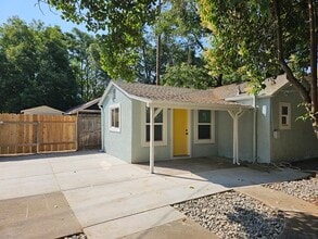 Building Photo - 217 W 16th St