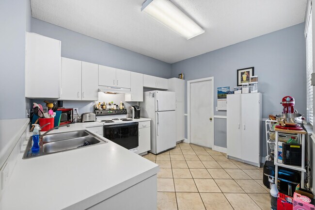 Building Photo - 2185 Salerno Cir