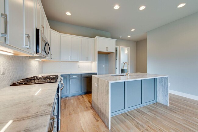 Building Photo - Youngs Lane Luxury Townhome