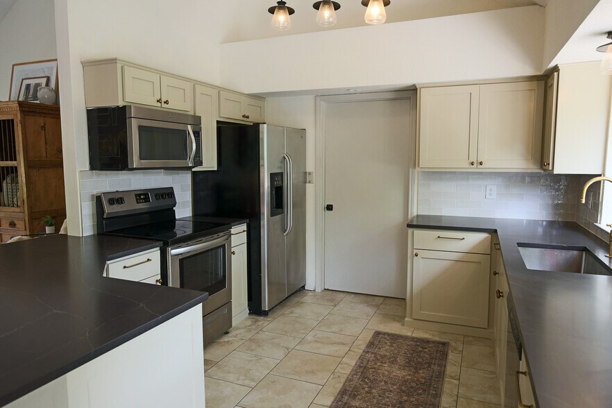 Building Photo - 708 Cowal Dr S
