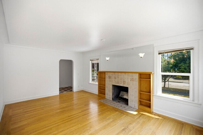 Building Photo - Steps from Green Lake ,6 bed 3 bath home with 2 kitchens and 2 laundry rooms.