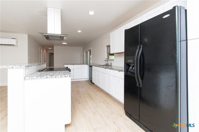 Building Photo - 199 Apache Springs Rd