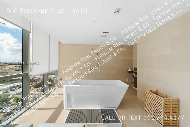 Building Photo - 900 Biscayne Blvd