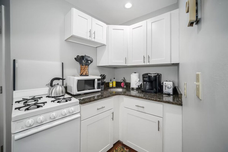 Building Photo - 19 Clark St