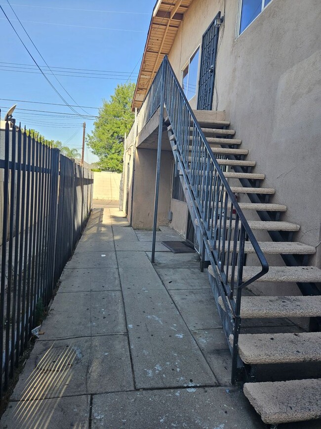 Building Photo - 821 N Vineyard Ave