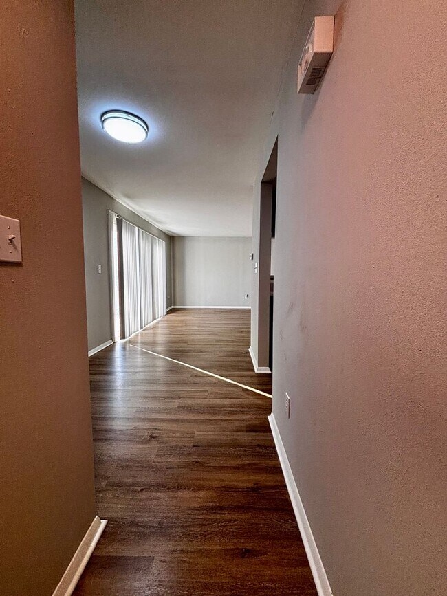 Building Photo - Spacious One Bedroom Located in Kettering ...