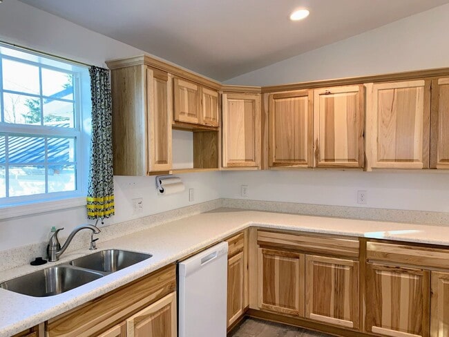 Building Photo - 2 Bed 1 Bath with Attached Garage