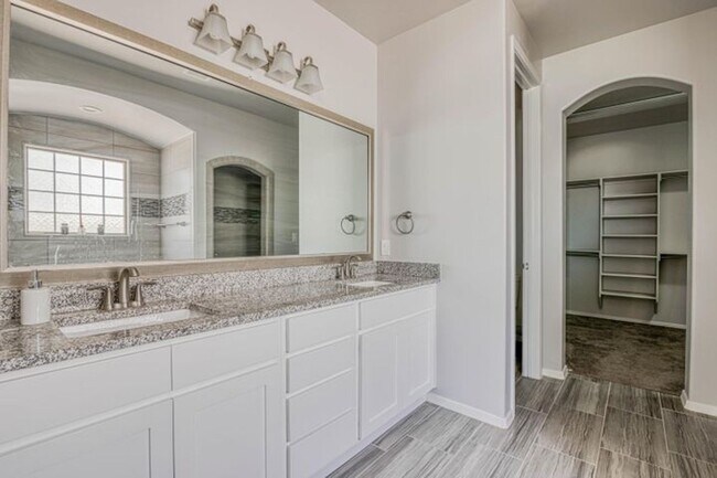 Building Photo - Beautiful East side House