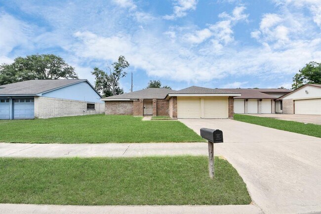 Building Photo - 13610 Piney Oaks Dr