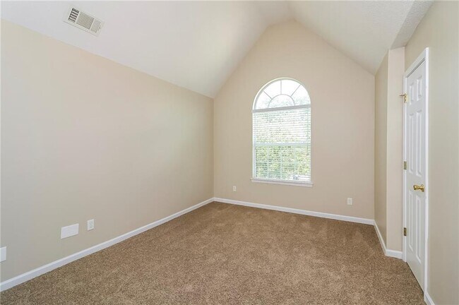 Building Photo - 629 Tomahawk Pl SW