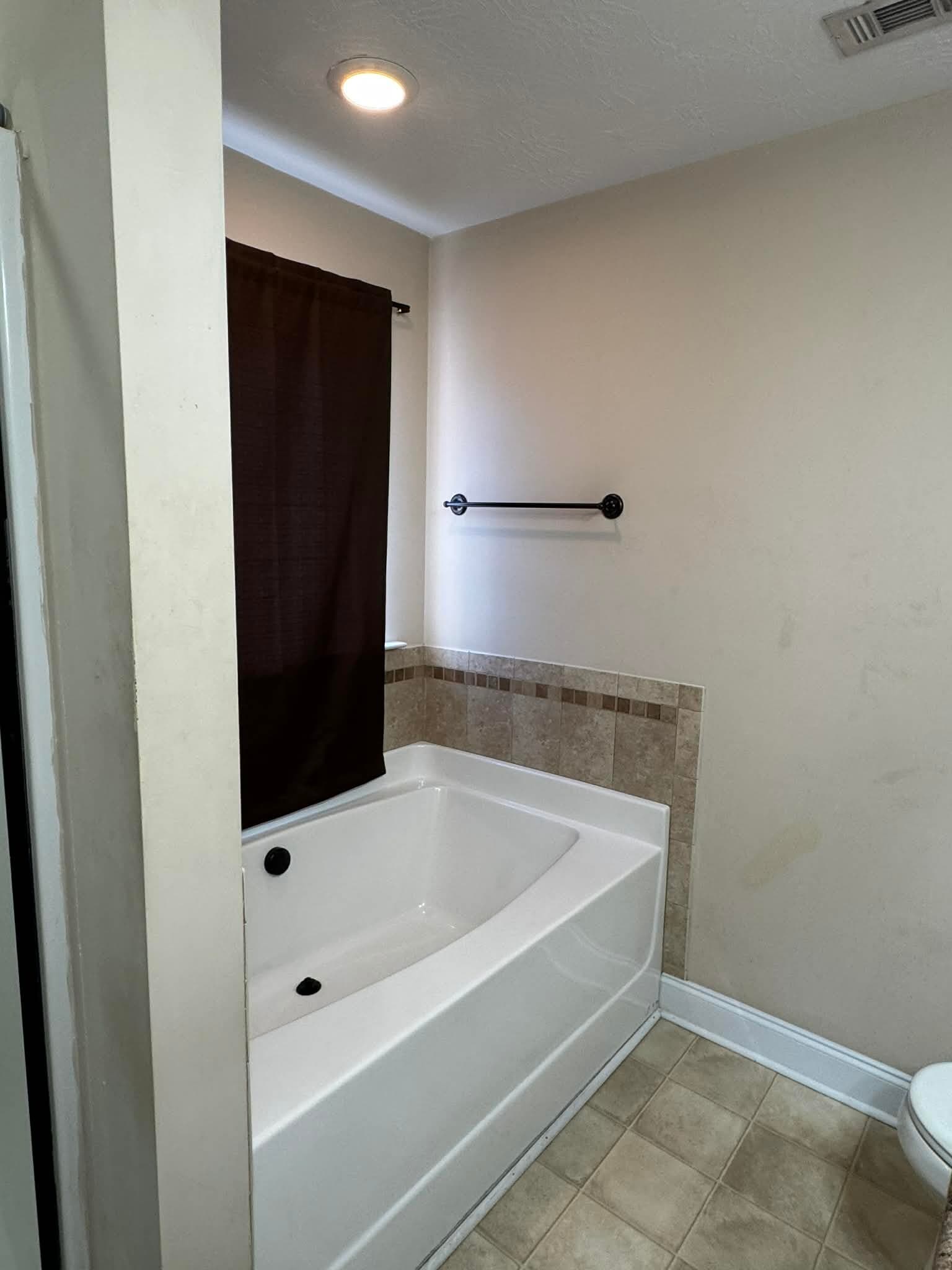 Master bath oversized tub - 232 High Meadows Cir