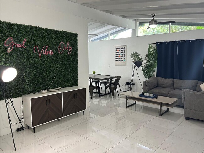 Building Photo - 720 NE 17th Ct