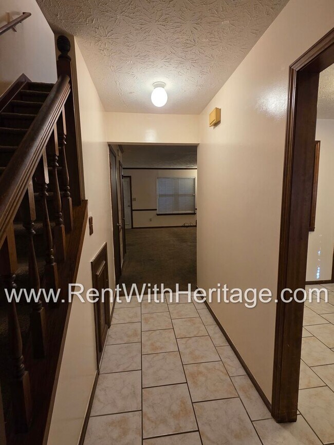 Building Photo - Amazing 2 bedroom, 1.5 bath townhome/ Great Roommate Floorplan / Great Location