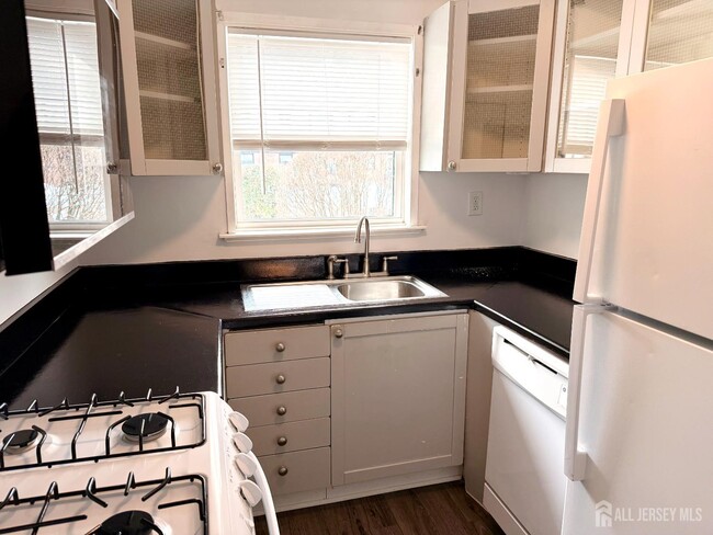 Building Photo - 139 Newman St