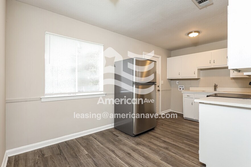 Building Photo - 915 Farwell Dr