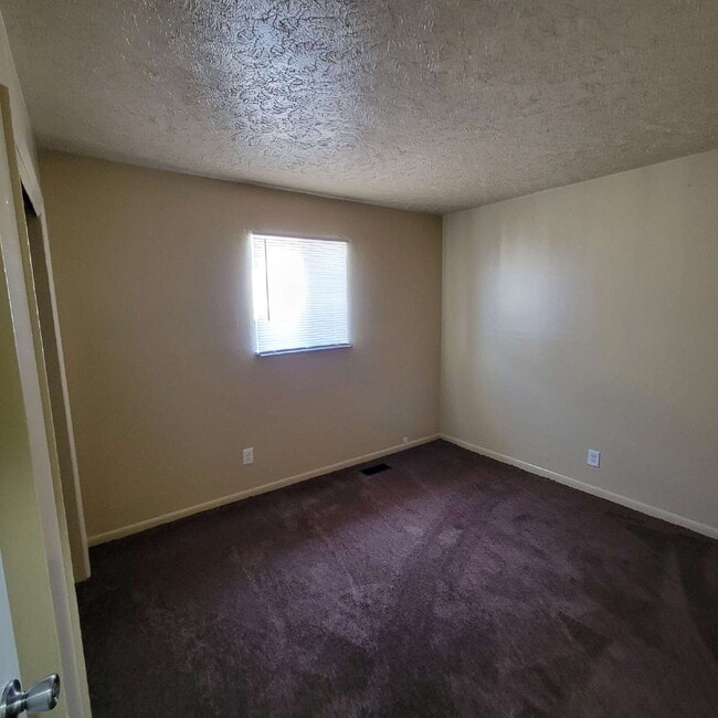 Building Photo - 4 Bedroom House!