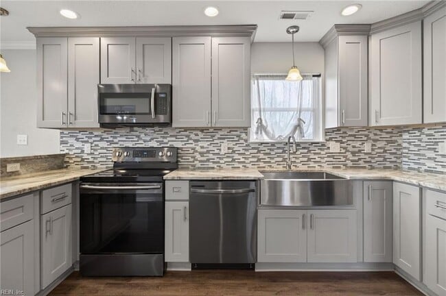 Building Photo - 3016 Aaron Dr